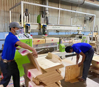 Centre d'usinage CNC 5 axes à table rotative à double broche inclinable pour la découpe et le perçage des bords de dossier de chaise courbés