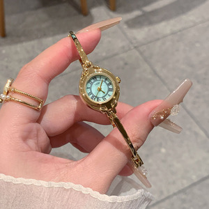 นาฬิกาข้อมือแบบกำไลครึ่งวงดีไซน์หรูหรา นาฬิกาข้อมือผู้หญิงระดับไฮเอนด์ ดีไซน์เรียบหรู หน้าปัดเล็กกะทัดรัด - Product Image 5