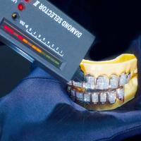 Gallerley Custom Design Grillz pour Homme en Argent Sterling S925 Plaqué Or, Moissanite VVS Taille Princesse, Style Hip-hop Iced Out