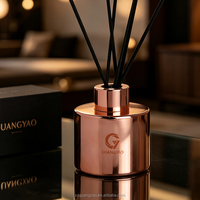 Bouteille diffuseur de parfum cylindrique de luxe électroplaquée, vide, en verre, avec logo personnalisé et bâtonnets en rotin noir