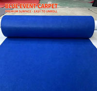 Tapis rouge grand format en tissu non tissé avec texture moelleuse pour événements temporaires