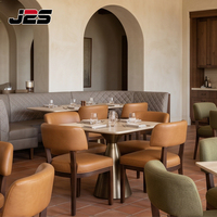 Ensemble table et chaises de restaurant commercial J2S avec chaises rembourrées en cuir et base en acier inoxydable pour projets de café