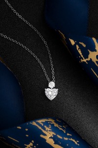 Collier pendentif élégant en or blanc massif 14 carats avec diamant de laboratoire taille poire de 1,01 ct |   Collier pendentif avec diamant de laboratoire taille poire - Product Image 3