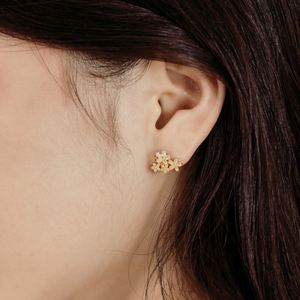 เครื่องประดับแฟชั่น Dylam Dainty สำหรับเทศกาลปีใหม่ คริสต์มาส  ต่างหูแบบติดหูรูปดอกไม้ประดับเพชรคิวบิกเซอร์โคเนีย 5A สำหรับผู้หญิงและเด็กผู้หญิง - Product Image 2