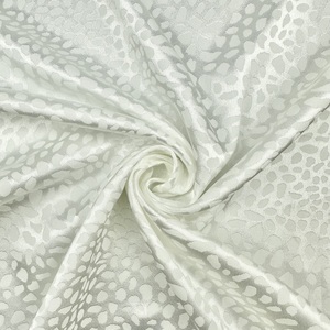 Vải Spandex <span class=keywords><strong>Satin</strong></span> Dệt Hoa 97% Polyester 3% Spandex Vải Họa Tiết Da Báo Màu Trắng Cho Đồ Ngủ - Product Image 6