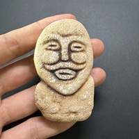 Aimant de réfrigérateur rond en argile fait main Sun Chaser, motif art rocheux, Talisman de la Voie de la Soie Ancienne pour la Manifestation et l'Énergie Positive.