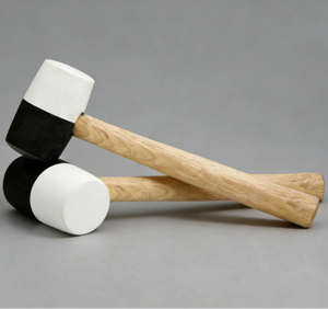 مطرقة مطاطية عالية الجودة قابلة للتخصيص بوجهين أسود-أبيض مع مقبض خشبي - Product Image 5