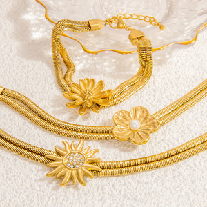 สร้อยคอจี้แฟชั่น สแตนเลสชุบทอง ดีไซน์ดอกไม้ เดซี่ ทานตะวัน จี้สำหรับงานปาร์ตี้ เครื่องประดับสำหรับผู้หญิง - Product Image 1