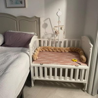 Lit bébé moderne en gros, nouveau design, en bois massif sûr et multifonctionnel pour chambre à coucher