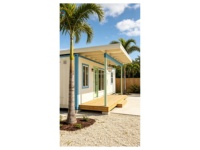 Casa Contenedor de Lujo, 1 Recámara, 1 Baño, Villa Tropical de Playa, Estuco Blanco, Detalles Azules, Puerta Verde Menta, Techo Plano, Terraza de Madera, Lista para Habitar