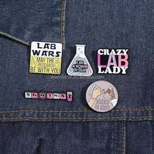 Broche en alliage <span class=keywords><strong>de</strong></span> molécule chimique <span class=keywords><strong>de</strong></span> dessin animé Fun Science Lab Beaker Metal Craft Pin pour tenue polyvalente Angel Cross Fashion - Product Image 5