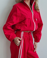 Ensemble athlétique avec logo personnalisé pour femmes sweat à capuche rouge à fermeture éclair et pantalon de survêtement à rayures blanches survêtement deux pièces décontracté en tricot solide