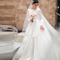 Abito da sposa da sposa senza schienale con scollo a V in raso a maniche lunghe con spalle scoperte in stile classico
