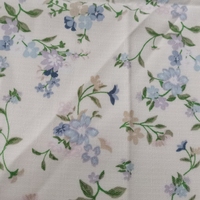 Penjualan laris latar belakang putih krem 160gsm poliester 100% dengan kain Jacquard pola bunga kecil segar untuk gaun