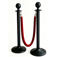 Poteau de guidage noir mat avec corde en velours rouge et base évasée pour la gestion de foule