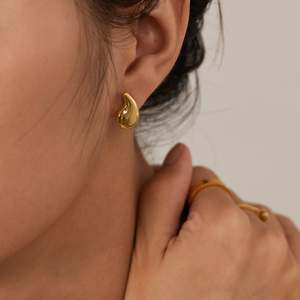 Pendientes de gota de tetina minimalista para mujer, pendientes de tuerca de gota de agua de lágrima de acero inoxidable chapados en oro de 18 quilates - Product Image 3
