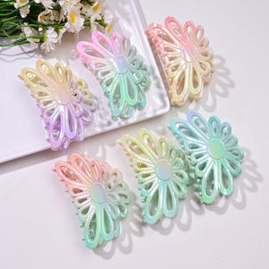 Pinza <span class=keywords><strong>de</strong></span> Pelo <span class=keywords><strong>de</strong></span> Plástico Electrochapado con Diseño <span class=keywords><strong>de</strong></span> Flor Hueca Degradado Iridiscente - Pinza Brillante y Elegante para Decoración Diaria del Cabello Femenino - Product Image 2