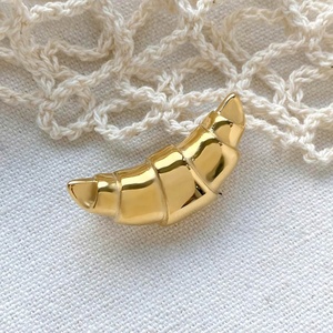 Joyería Personalizada de Moda, Pin de Solapa de Lujo Ligero, Diseño de Croissant, Glamour, Acero Inoxidable, Joyería Impermeable al por Mayor - Product Image 3