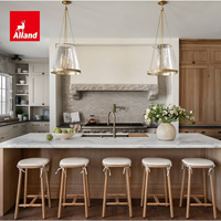 Armoires de cuisine Alland personnalisées en chêne blanc massif, avec panneaux Shaker encastrés à bordure perlée et îlot central