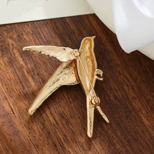 เข็มกลัดรูปดอกไม้ประดับมุกชุบทองบนโลหะผสมสังกะสีรูปนกสัตว์น่ารัก ของขวัญงานแต่งงานระดับไฮเอนด์ เครื่องประดับเสื้อสำหรับงานปาร์ตี้ - Product Image 3