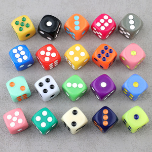 Vente en gros de <span class=keywords><strong>perles</strong></span> de charme en acrylique colorées de 14 mm, en forme de dés à six faces, pour la fabrication de jeux, de porte-clés et d'accessoires - Product Image 6