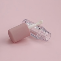 Tube cosmétique ABS rose triangulaire unique de 7 ml pour brillant à lèvres, avec grand applicateur, personnalisable avec logo, pour emballage d'huile à lèvres
