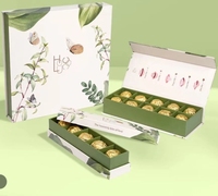 Boîte cadeau personnalisée en chocolat avec dattes biologiques durables, noix et confiseries