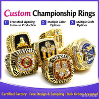 Bague de championnat personnalisable en métal électroplaqué, émaillée et ornée de strass, sur mesure avec des motifs fournis.