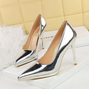 Zapatos de Tacón Alto de Charol Marrón Nude de Lujo con Lazo Elegante y Punta en Pico para Mujer - Product Image 1