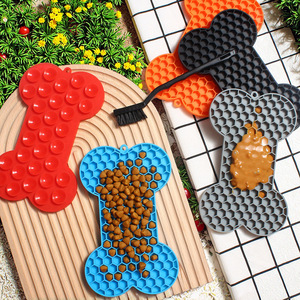Tapis à lécher en silicone pour animaux de compagnie, forme d'os, antidérapant, qualité alimentaire, facile à nettoyer, pour chiens et chats - Product Image 3