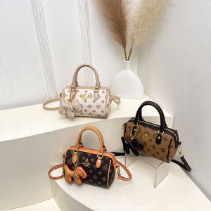 Sac à main Boston à motif géométrique tendance. Fabriqué en matériau PU de haute qualité. Convient à un usage quotidien.21 - Product Image 1