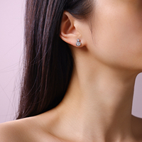 Boucles d'oreilles clous en argent sterling 925 avec double pierre en moissanite pour femme, serties de moissanite et de diamants à facettes dégradées