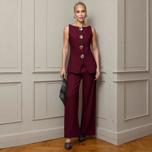 Ensemble décontracté deux pièces pour <span class=keywords><strong>femme</strong></span>, style européen et américain, avec <span class=keywords><strong>gilet</strong></span> et pantalon à boutons dorés - Product Image 4