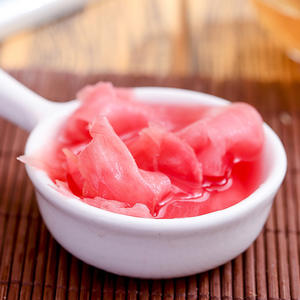 Gingembre rose en tranches, mariné et conservé dans une saumure, pour la cuisine et le sushi, destiné aux supermarchés et restaurants, prix de gros abordable - Product Image 2