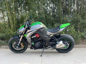 La <span class=keywords><strong>Kawasaki</strong></span> <span class=keywords><strong>Z1000</strong></span> modèle <span class=keywords><strong>2023</strong></span> possède un son agréable et un moteur puissant, ce qui la rend une moto classique. - Product Image 3