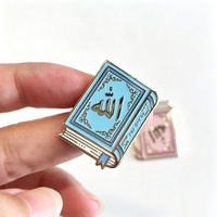 Épinglette en émail de haute qualité style livre, badge métallique plaqué or, logo personnalisé, bijoux en mousseline, épinglettes de revers personnalisées avec aimant