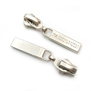 Tirette de fermeture éclair en métal gravée en 3D avec logo personnalisé, curseur à verrouillage automatique avec placage sans nickel - Product Image 5