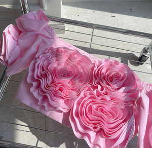 Venta al por mayor Coshe Alice Top moderno romántico Floral 3D flor adornado fuera del hombro Skinny Fit transpirable de secado rápido para el verano - Product Image 3