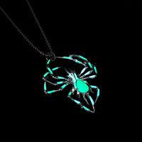 Nouveaux colliers pendentifs araignée lumineux pour Halloween, colliers créatifs Hip Hop Spyderco en acier inoxydable
