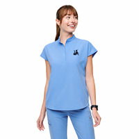 Blouse vétérinaire brodée sur mesure avec logo minimaliste en silhouette de chat pour les professionnels des hôpitaux vétérinaires