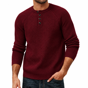 Pull pour homme TESSUTO en tricot gaufré uni bordeaux, manches raglan, col Henley, rouge vin, patte de boutonnage classique, poignets côtelés - Product Image 1