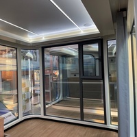 Cabane modulaire haut de gamme en forme de capsule préfabriquée avec grand balcon pour un glamping et une restauration de luxe