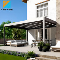 Pergola motorisée en aluminium imperméable avec persiennes et écran rétractable pour espaces extérieurs résidentiels
