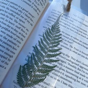 Marque-page en fleurs séchées pressées avec des marguerites, des hortensias et des fleurs sauvages, cadeau d'anniversaire pour homme et femme - Product Image 2