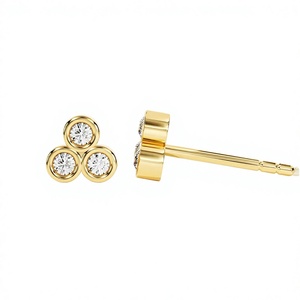 Pendientes de Oro Amarillo de 14K con Tres Piedras Engastadas en Bisel, Diamante Cultivado en Laboratorio, Corte Brillante Redondo, Lujosos - Product Image 1