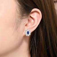 Boucles d'oreilles en or 18 carats avec saphir bleu royal naturel de Madagascar, design double halo serti de 80 saphirs blancs