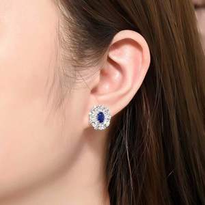 Boucles d'oreilles en or 18 carats avec saphir bleu royal naturel de Madagascar, design double halo serti de 80 saphirs blancs - Product Image 5