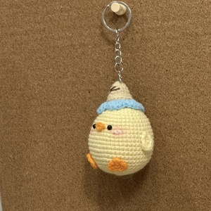 Adorable <span class=keywords><strong>llavero</strong></span> de animales de ganchillo personalizado Crochet Little Chick <span class=keywords><strong>Amigurumi</strong></span> Mini llaveros de pollo amarillo - Product Image 3