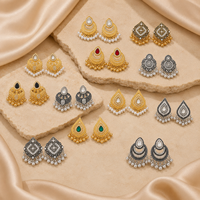 Boucles d'oreilles Jhumka Jhumki indiennes vintage plaquées or, style Bollywood, ethniques, pendantes, type lustre, bijoux traditionnels tribaux avec perles et pompons