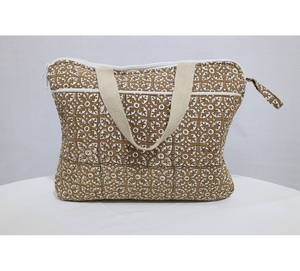 กระเป๋าพิมพ์ลายด้วยมือ สะท้อนวิธีการพิมพ์ผ้าแบบดั้งเดิม ออกแบบมาเพื่อการใช้งานระยะยาวและจัดระเบียบได้อย่างมีประสิทธิภาพ - Product Image 1